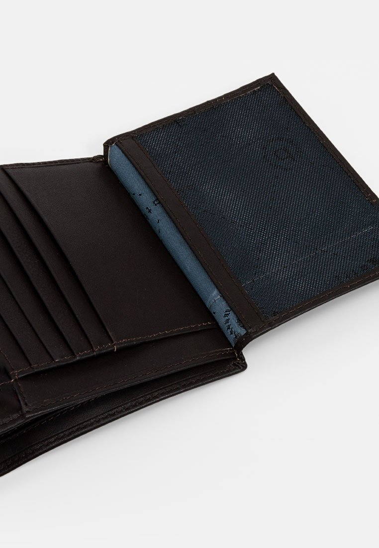 Portefeuille en cuir marron avec plusieurs emplacements pour cartes et une section en tissu bleu. Présente des bords cousus et une texture lisse. Vue ouverte.