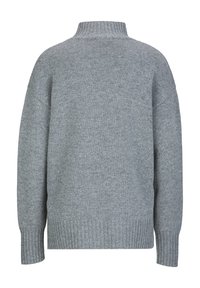Lichtgrijze trui met een hoge nek, geribbelde mouwen en onderkant. Gemaakt van een zacht breimateriaal en heeft een comfortabele, oversized pasvorm.