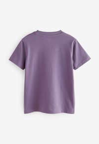Lila Baumwoll-T-Shirt, kurze Ärmel, runder Ausschnitt, mit glatter Textur und ohne sichtbare Muster oder Grafiken, von hinten betrachtet.