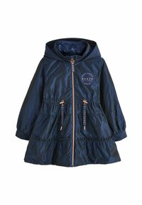 Giacca imbottita blu navy con cappuccio, dotata di un elastico in vita, due tasche frontali e un logo decorativo sul petto.