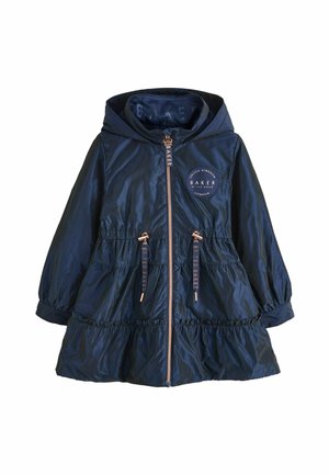 Giacca imbottita blu navy con cappuccio, dotata di un elastico in vita, due tasche frontali e un logo decorativo sul petto.