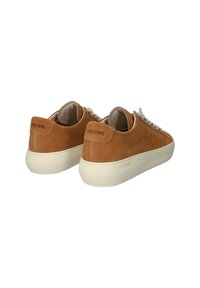 Zapatillas de ante marrón con suela de goma blanca, diseño de cordones y logotipo en relieve en el talón, con un estilo minimalista y líneas limpias.