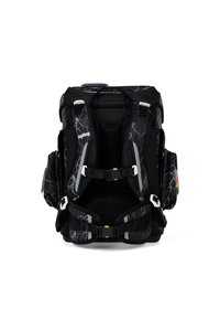 Schwarzer Rucksack mit Blitzmuster, ausgestattet mit verstellbaren Riemen, Schnallen und Seitentaschen. Hergestellt aus strapazierfähigem Stoff mit einer strukturierten Oberfläche.