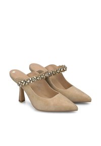 Chaussures à talons hauts en suède beige avec des pointes effilées, ornées d'une sangle bijou à l'avant et d'un design de talon bloc.