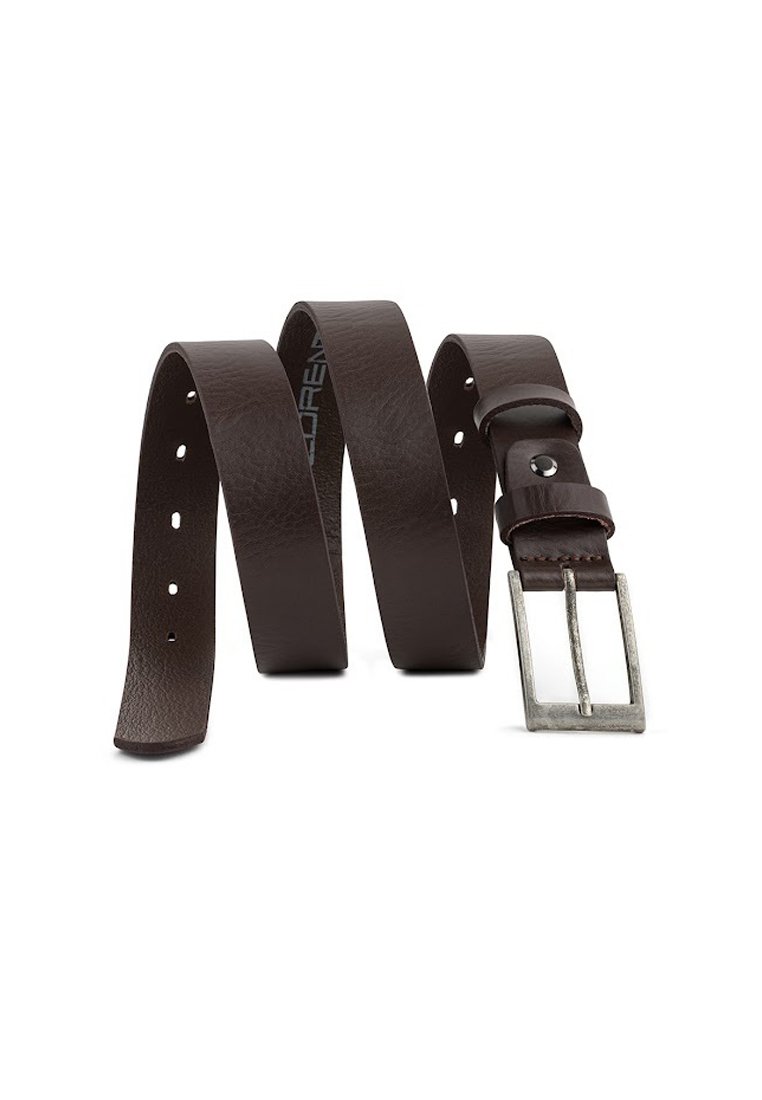 Brązowy skórzany pasek z teksturowanym wykończeniem, z prostokątną srebrną klamrą i wieloma otworami regulacyjnymi wzdłuż długości.