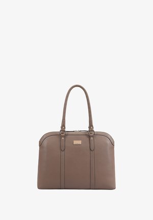 Taupe leren handtas met twee handgrepen aan de bovenkant, metalen logo plaat en ritssluiting, op een witte achtergrond.