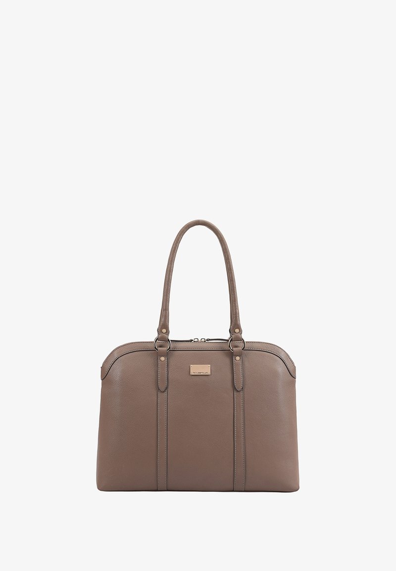 Taupe leren handtas met twee handgrepen aan de bovenkant, metalen logo plaat en ritssluiting, op een witte achtergrond.