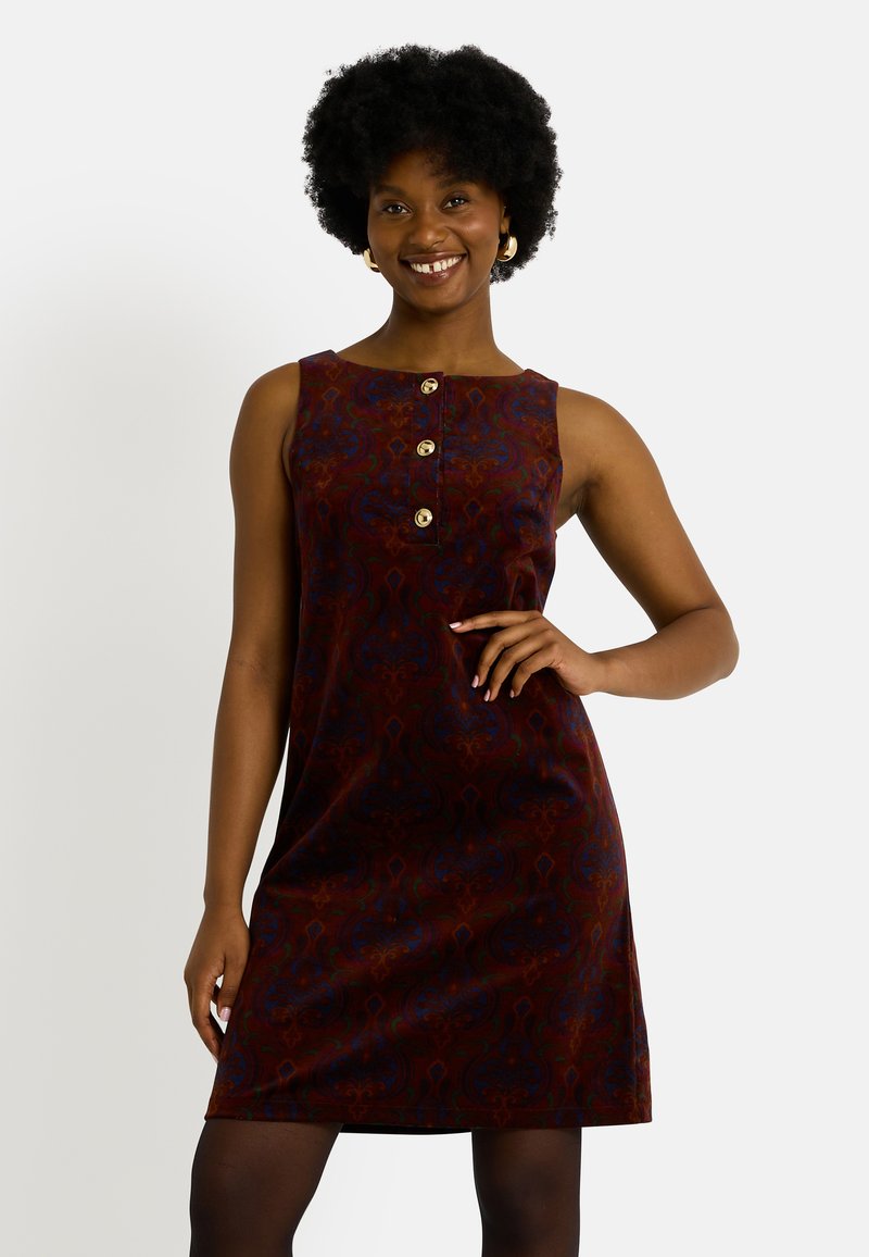 Vestido sin mangas chic en burdeos con patrón de cachemira azul, que presenta una fila de tres botones dorados en el escote y una textura suave.