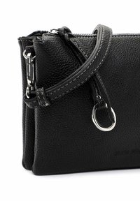 Borsa a tracolla in pelle nera con superficie testurizzata, chiusura con zip, tracolla removibile e dettagli in metallo argentato. Logo del marchio impresso sul lato.
