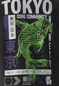 Černé tričko s zelenou grafikou ryby, textovými prvky v bílé a fialové barvě a digitálními akcenty, včetně QR kódu a symbolů.