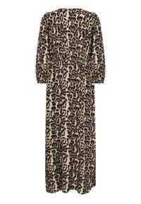 Robe maxi imprimée léopard en beige et noir, avec une taille cintrée, de longues manches ballon et un design fluide. Texture de tissu lisse.