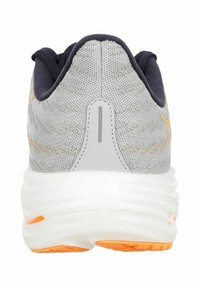 Chaussure de sport avec une tige en mesh gris, un col bleu marine et des accents orange ; elle présente une semelle blanche rembourrée et un design texturé à l'arrière.
