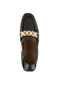 Loafer en cuir verni noir avec un bout carré et un accent en chaîne dorée sur le devant. Texture lisse avec un design à enfiler.