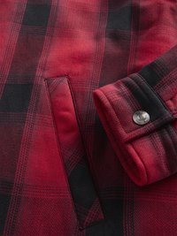 Πουκάμισο φανέλας με κόκκινο και μαύρο καρό σχέδιο, που διαθέτει υφασμένη υφή, μανσέτα με κουμπί και πλαϊνή τσέπη για λειτουργικότητα.