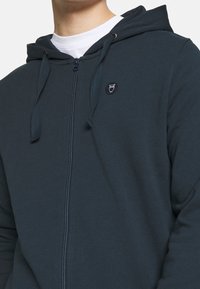 KnowledgeCotton Apparel Mikina na zip - dark blue