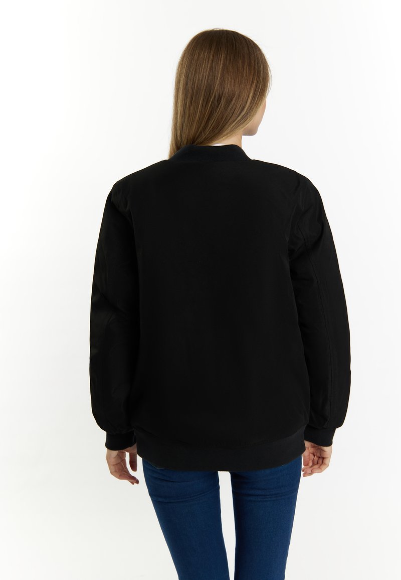 Schwarze Bomberjacke mit Rundhalsausschnitt, engen Bündchen und taillierter Passform. Glattes Material in einfarbigem Design und entspannter Silhouette.