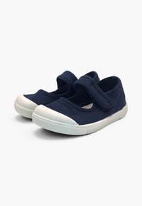 Paire de chaussures en toile bleu marine pour enfants avec bouts en caoutchouc blanc et bandes velcro réglables sur fond blanc.