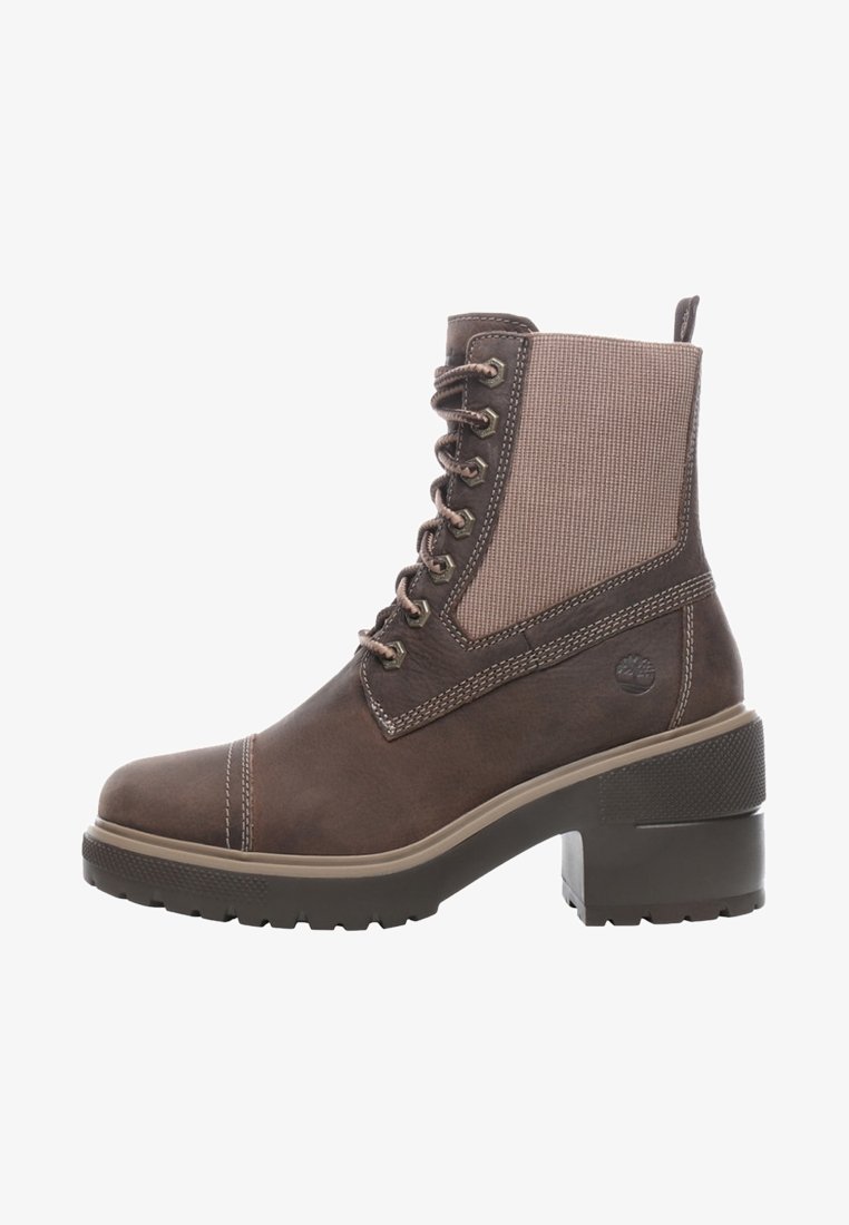 Botín de cuero marrón con parte superior texturizada y cierre de cordones. Presenta un tacón grueso y una suela de goma para mayor agarre.