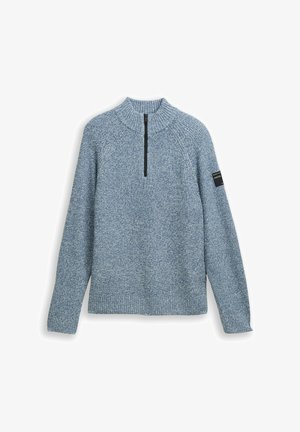 Pulover tricotat de culoare bleu deschis, cu guler înalt, fermoar jumătate și manșete cu model bătut. Prezintă un tipar texturat și un mic etichetă a mărcii pe mânecă.