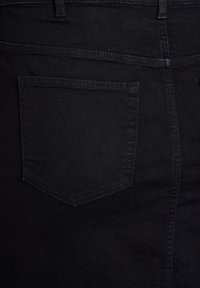 Črna denim krila z zadnjim žepom s trikotnim šivom, gladko teksturo in prilegajočo silhueto.