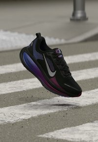Неизбран, black/metallic silver-coloured/persian violet
