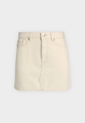 Minifalda de denim color blanco roto con pasadores para cinturón, cierre de botones delanteros y dos bolsillos delanteros sobre un fondo liso.