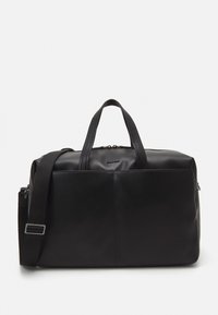 Borsa a viaggio in pelle nera con due manici superiori, una tracolla staccabile e chiusura con zip. Texture liscia e design minimalista.