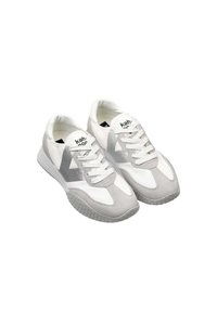 Sneakers sportivi con tomaia in suede grigio e pelle bianca, caratterizzati da un accento argento, suola in gomma e chiusura con lacci.