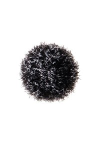 Pom-pom redondo y suave, hecho de fibras negras y grises oscuras con una superficie texturizada. Forma compacta con una apariencia esponjosa.