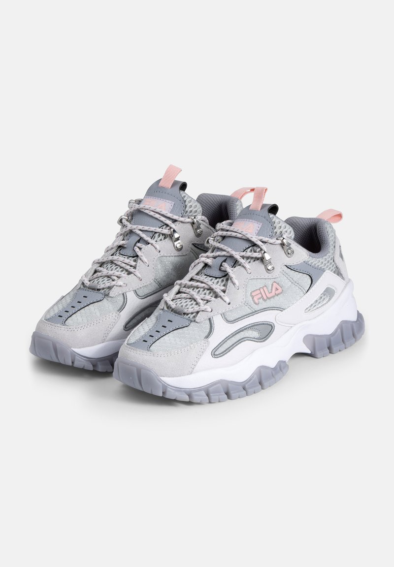 Baskets de sport grises avec une tige en maille texturée et en daim, accents rose clair, semelle en caoutchouc épaisse et design en couches distinct.