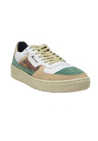 Zapatillas blancas y verdes con paneles de ante y cuero. Presentan un patrón geométrico multicolor y acentos beige. Punta redondeada y suela texturizada.