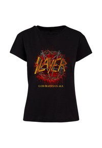 Sort bomulds t-shirt med et grafisk design, hvor ordet "SLAYER" er i gult, omkranset af rød blodsprøjt og krydsede, sølvfarvede søm.