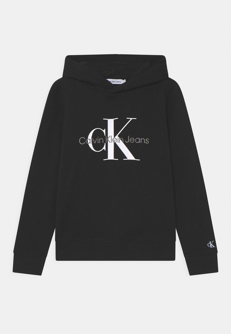 Sweat à capuche noir avec un grand logo "cK" blanc et des logos "Calvin Klein Jeans" gris sur le devant, ainsi qu'un petit logo "cK" sur le bord de la manche gauche.