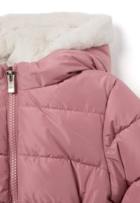 Giacca a vento rosa con cappuccio, dotata di una fodera in pelliccia sintetica attorno al collo, texture trapuntata e chiusura con zip argentata sul frontale.