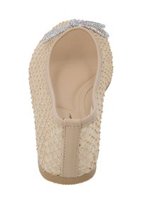 Beige nät-sko med en diamantramad båge, med en texturerad mönster, rund tå och flexibel sula. Inredningen är slät och enkel.