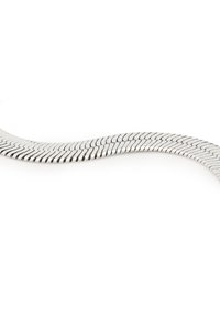 Collier en chaîne flexible ton argent avec des maillons entrelacés, présentant un design lisse et courbé, ainsi qu'une finition polie avec une texture subtile.