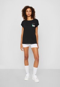 Mister Tee KICKS LOVE - Marškinėliai su spaudiniu - black
