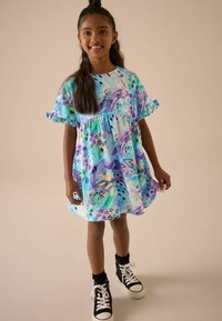 Farbenfrohes Kurzarmkleid mit Rundhalsausschnitt, das eine Mischung aus blauen, grünen und lila abstrakten Mustern aufweist; Rüschenärmeln; knielang.