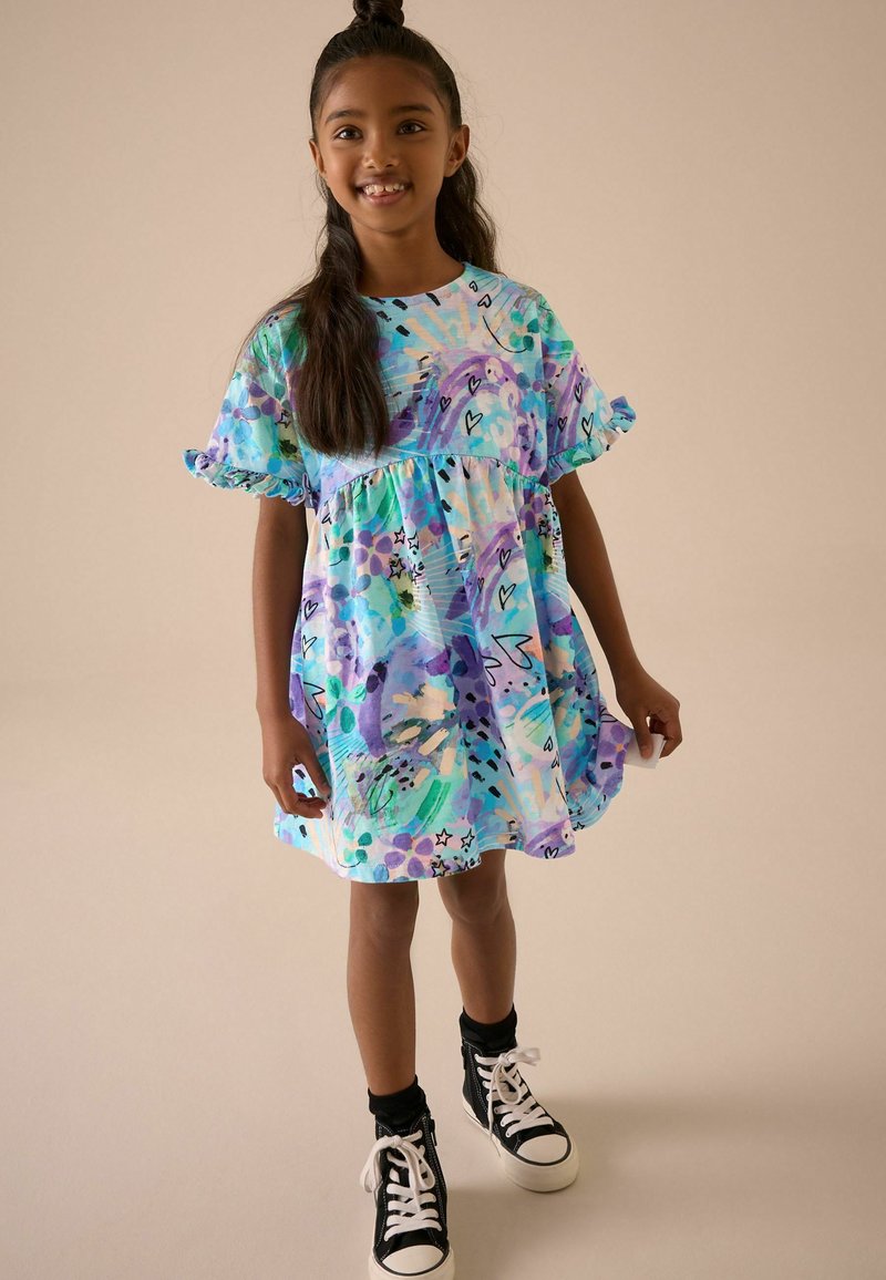 Farbenfrohes Kurzarmkleid mit Rundhalsausschnitt, das eine Mischung aus blauen, grünen und lila abstrakten Mustern aufweist; Rüschenärmeln; knielang.