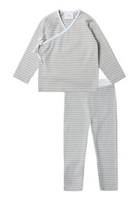 Grau-weißer gestreifter Zweiteiler-Pyjama mit einem Wickeloberteil und Bindeschluss sowie passenden schmal geschnittenen Hosen. Weiche Stoffstruktur.