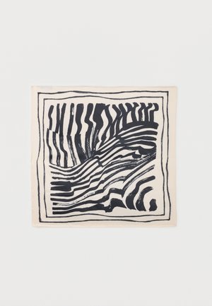 Écharpe noire et blanche avec des rayures abstraites semblables à celles du zèbre et une bordure à double ligne sur un fond uni.