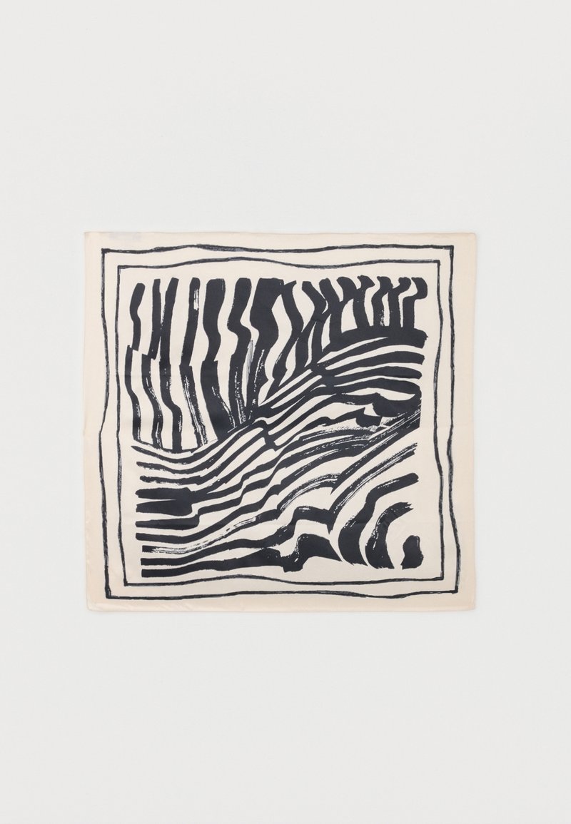 Μαύρο και άσπρο κασκόλ με αφηρημένες ρίγες που μοιάζουν με ζέβρα και διπλή γραμμή περιγράμματος σε μονόχρωμο φόντο.