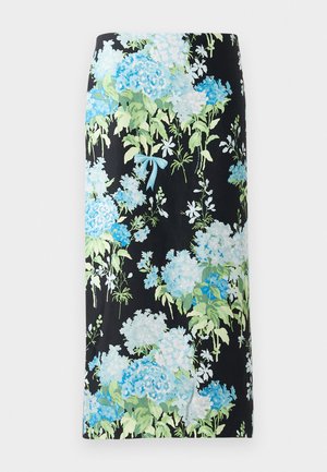 Blomstret blyantskirt i sort stof, med store blå og grønne hortensiaer samt små hvide blomster, accentueret med en lyseblå sløjfe.
