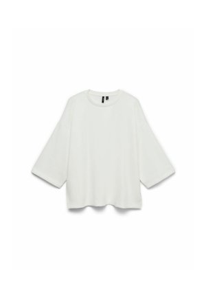 Top blanc oversize à manches courtes avec un col rond et des épaules tombantes, présenté sur un fond blanc.