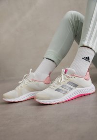 EVERYSET VERSATILE - Trainingsschuh - chalk white/iron metallic/lucid pink
