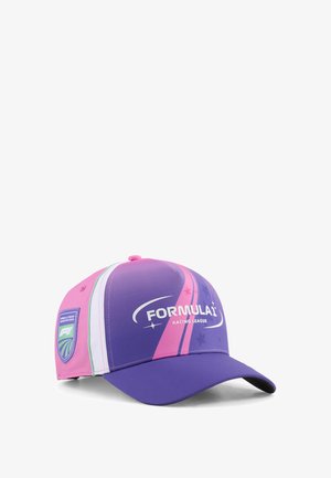 Lilla og pink Formula 1 Racing League-kasket med hvide og grønne accenter og en lap på siden med teksten "Formula 1 Azerbaijan Grand Prix 2026."