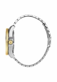 Silberner Edelstahl-Herrenuhr mit vergoldetem Lünettenring, strukturiertem Krone und abgerundeten Gliedern am Armband, die ein elegantes, modernes Design hervorheben.
