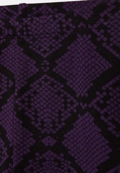 Tecido com estampa de cobra roxa e preta, apresentando padrões distintos de diamante e escamas, com textura suave e cintura elástica.