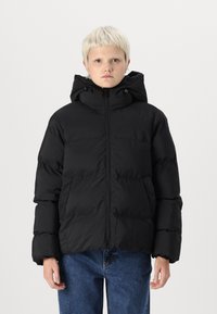 Jachetă puffer neagră cu fermoar frontal, glugă supradimensionată și manșoane elastice; prezintă cusături verticale și o textură netedă.