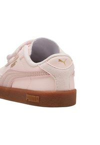 PUMA roze sneaker met suède accenten, rubberen zool, korte veters en gouden logo-detail op de hiel en zijkant. Zachte textielen voering.